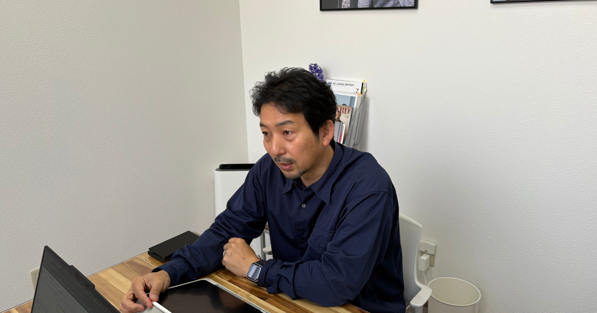 松尾さんのインタビュー中の写真