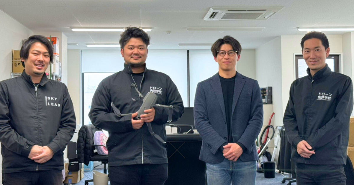 オフィス内での集合写真