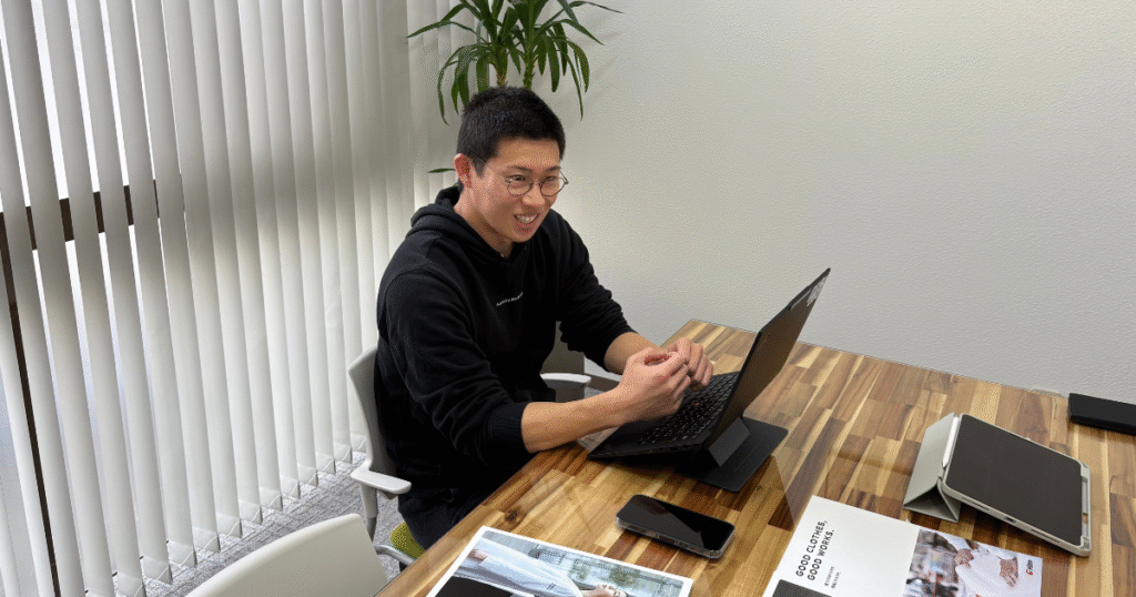 インタビュー中の小田さんの写真