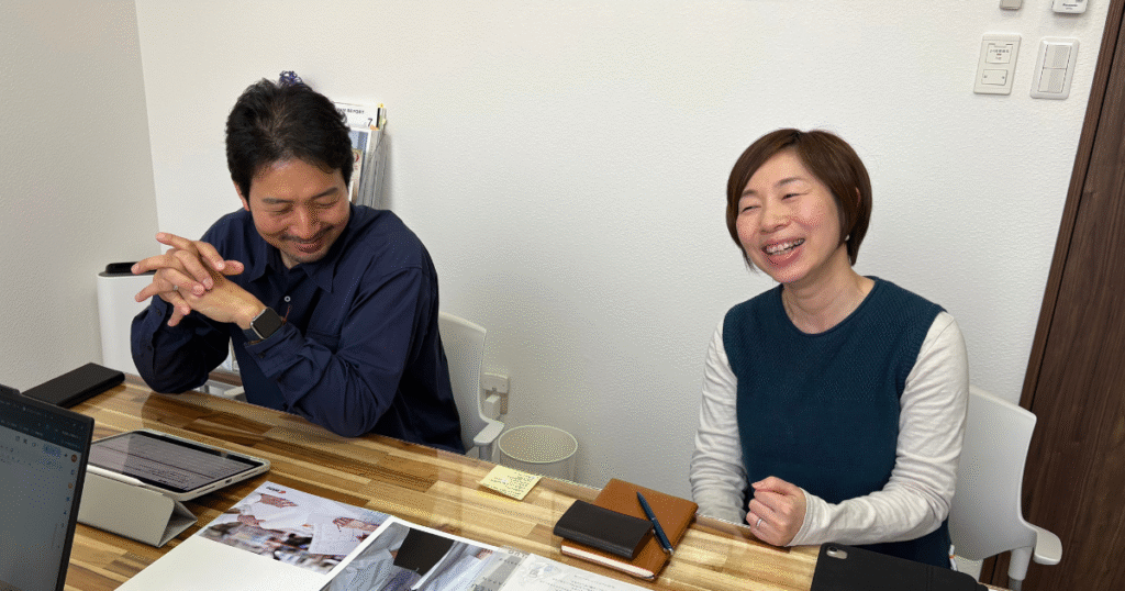 インタビュー中のジイプリモさんの写真