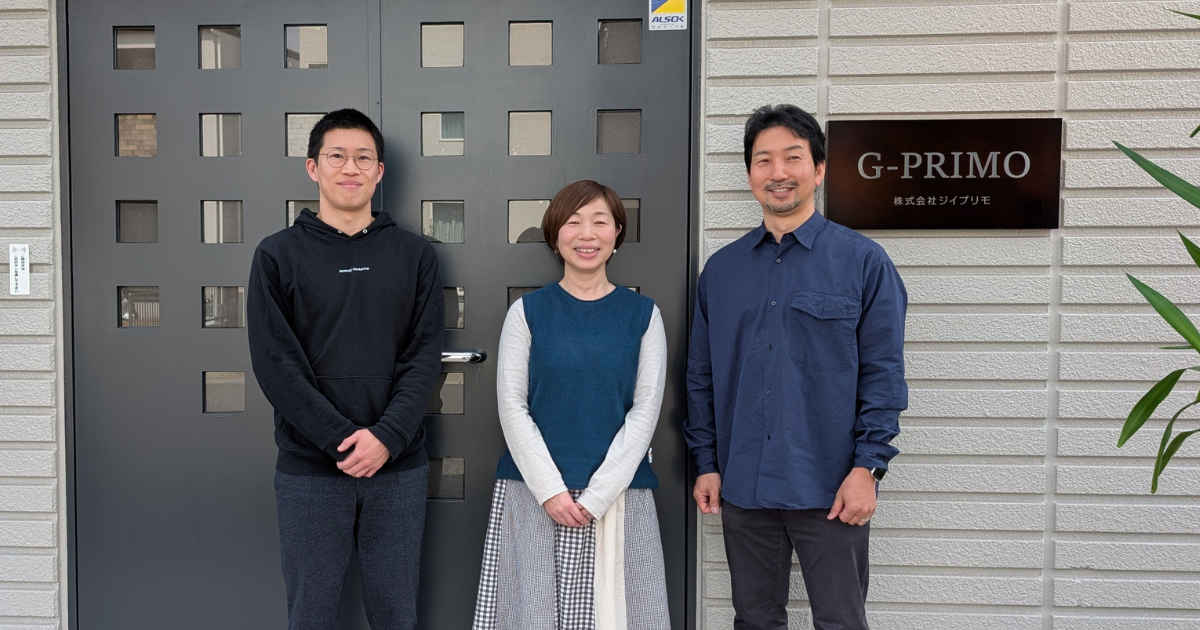 エントランス前の集合写真