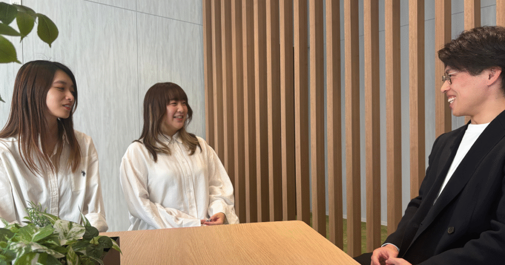 3人で話している