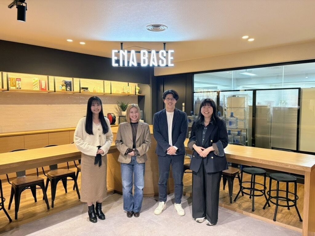 エントランスで集合写真